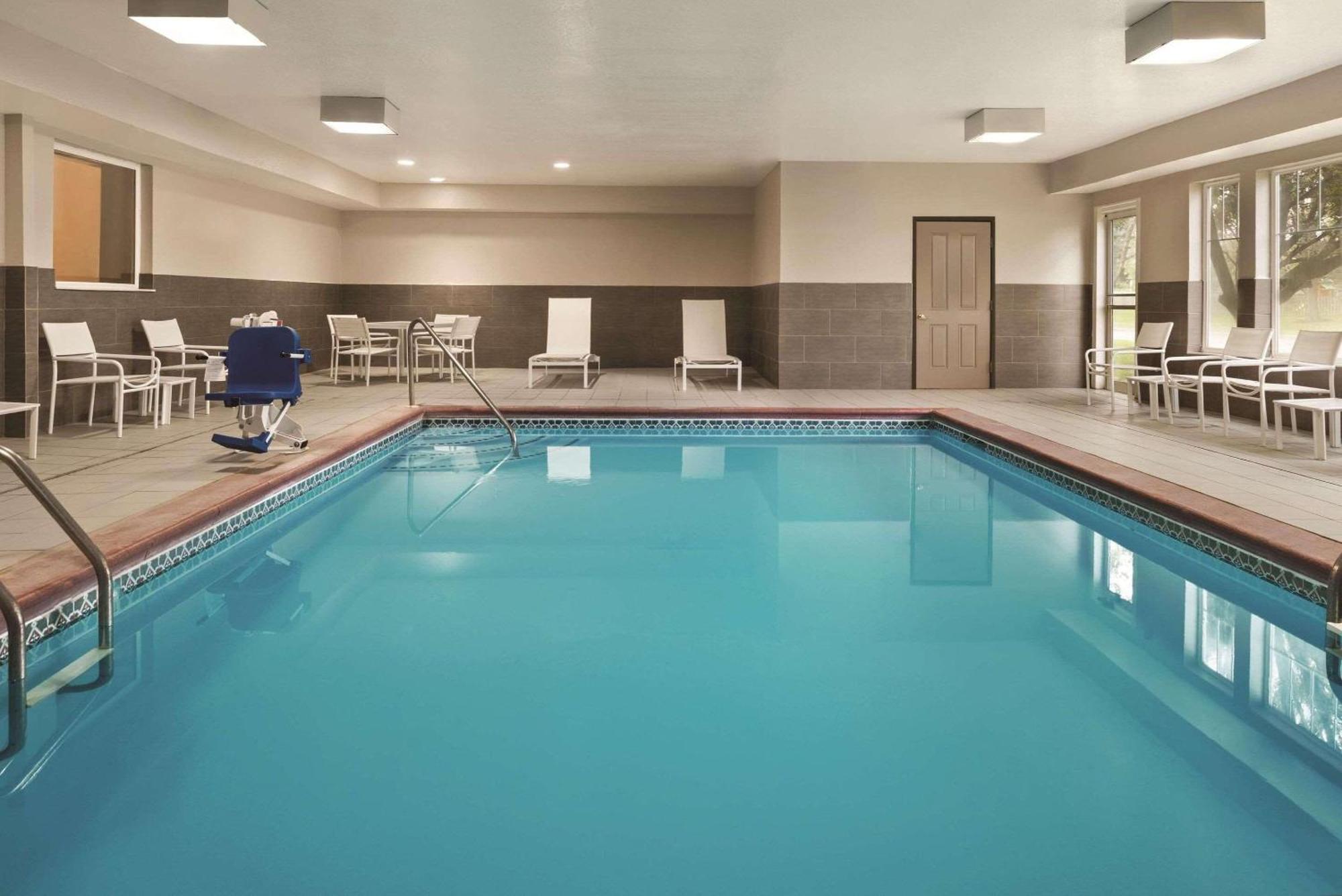 Hotel Country & By Radisson, South, In Indianapolis