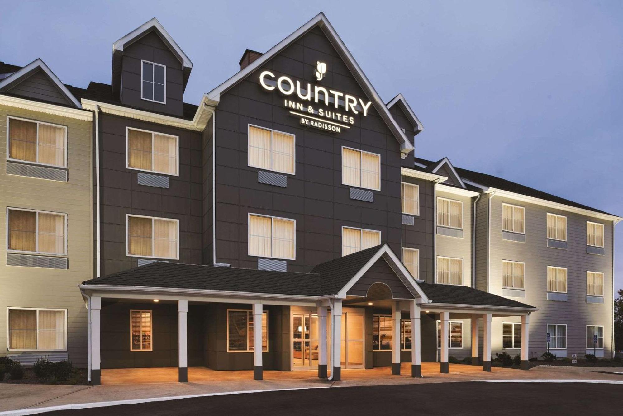 Hotel Country & By Radisson, South, In